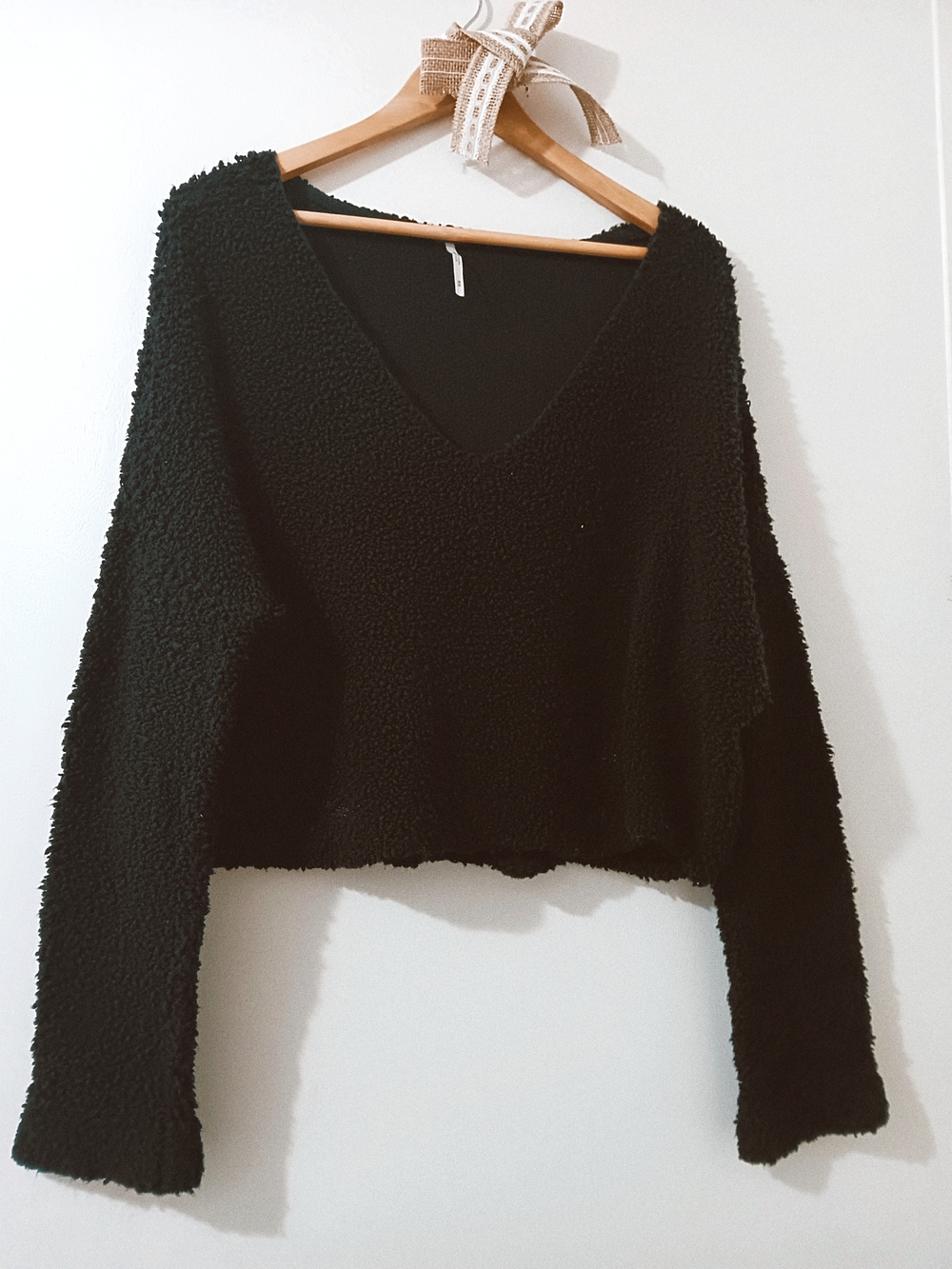 FREE PEOPLE BLACK VNECK POPCORN TEXTURED NUBBY KNIT PULLOVER CROP SWEATER MEDIUM